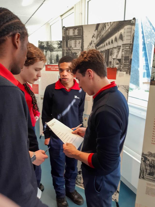 Volontaires de l'EPIDE en train de résoudre les énigmes